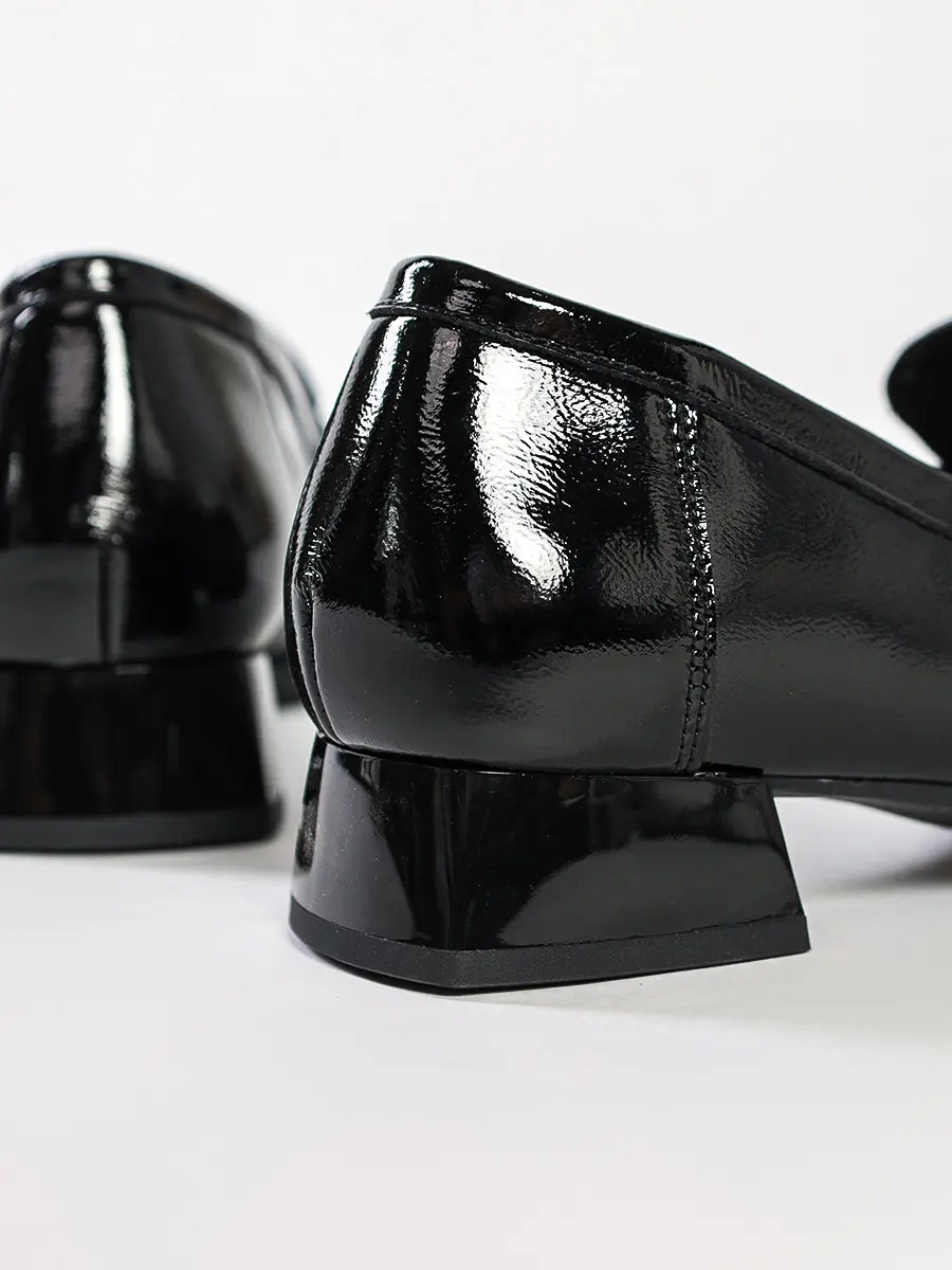 Лоферы лакированные черного цвета на каблуке